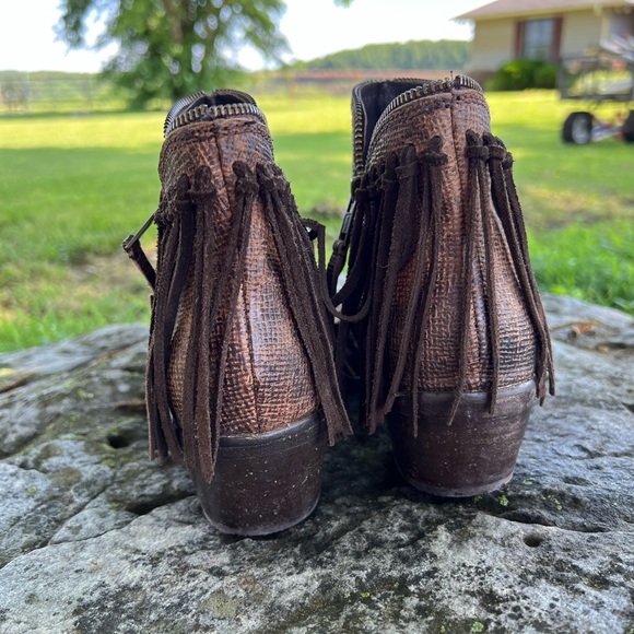 Circle G booties. Size 8 1/2 Distressed Brown - Picture 2 of 5
